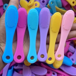LIP SCRUBBER